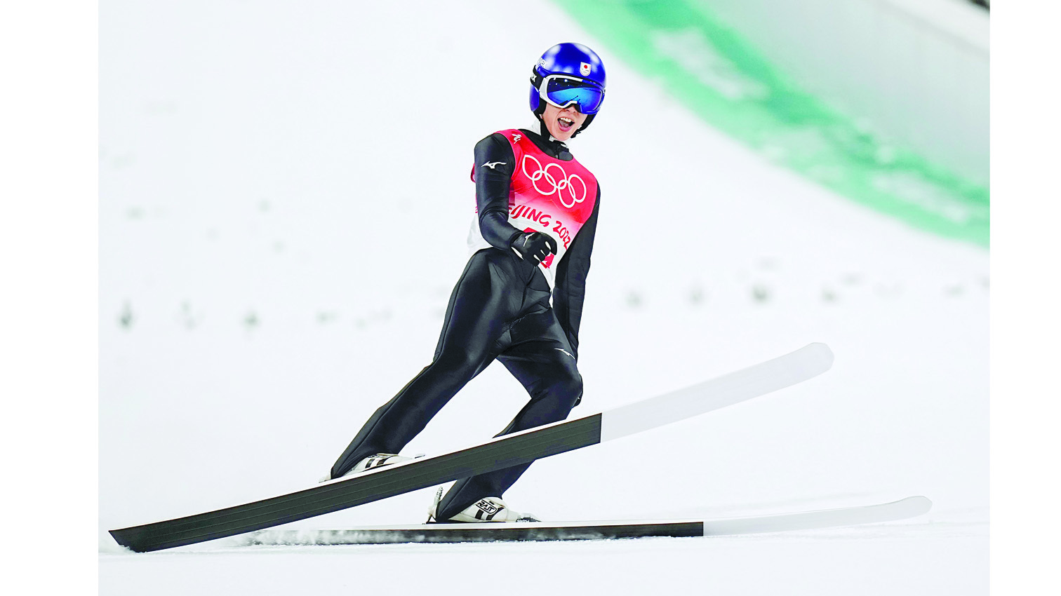 2回目の飛躍を終え、勝利を確信し、ガッツポーズを見せる小林陵(共同)