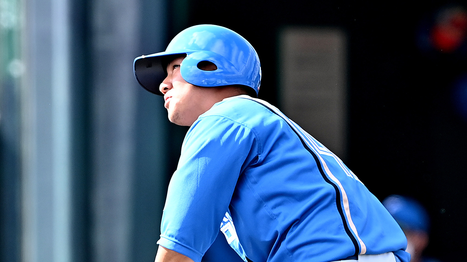 六回2死、代打の佐藤が本塁打を放つ