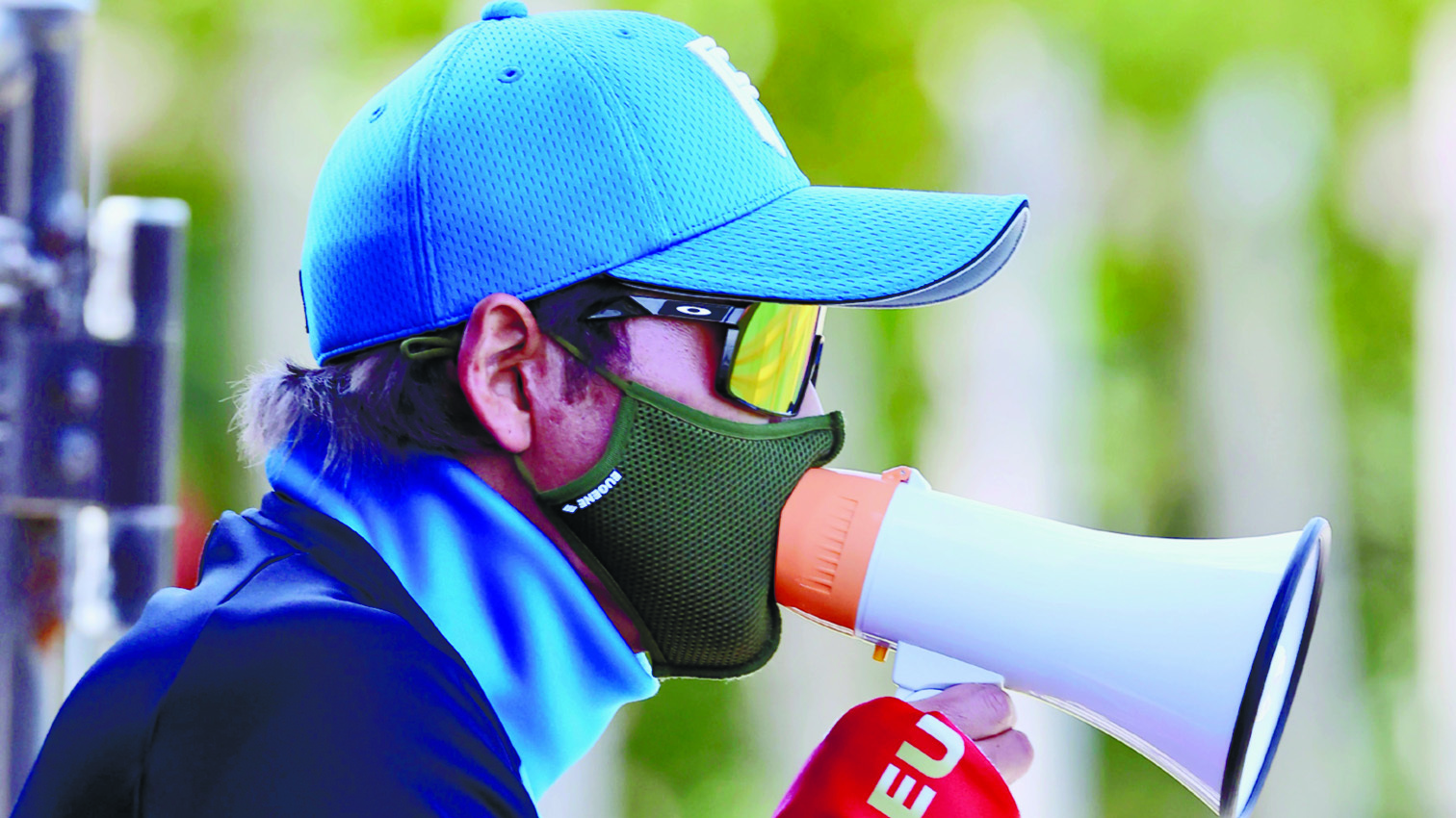 選手への指示は的確に―。新庄監督は必要とあらば拡声器も手にする