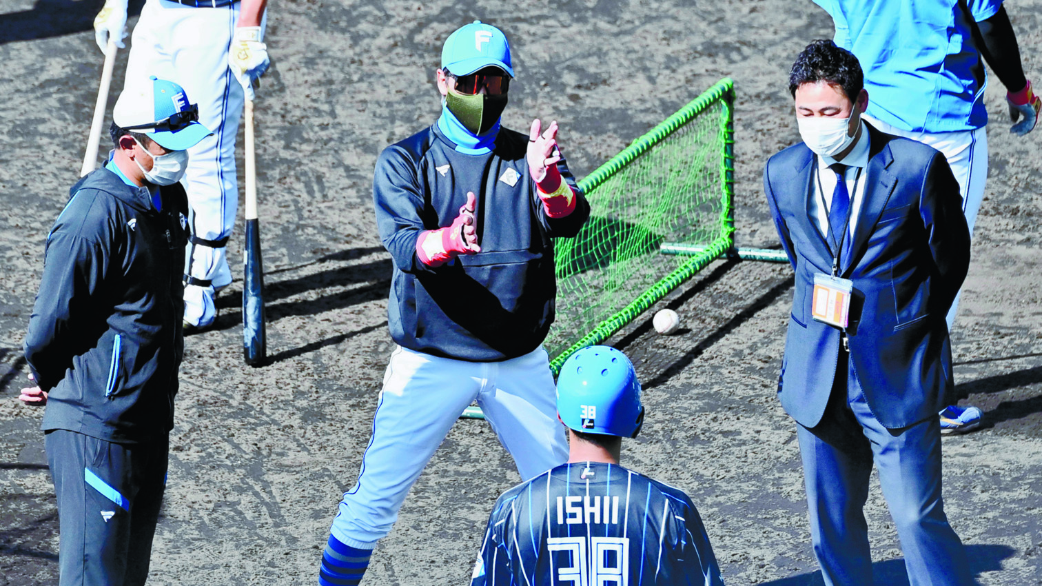 試合前練習で前田智徳氏（右）に臨時打撃コーチを頼んだ新庄監督。左は稲葉ＧＭ