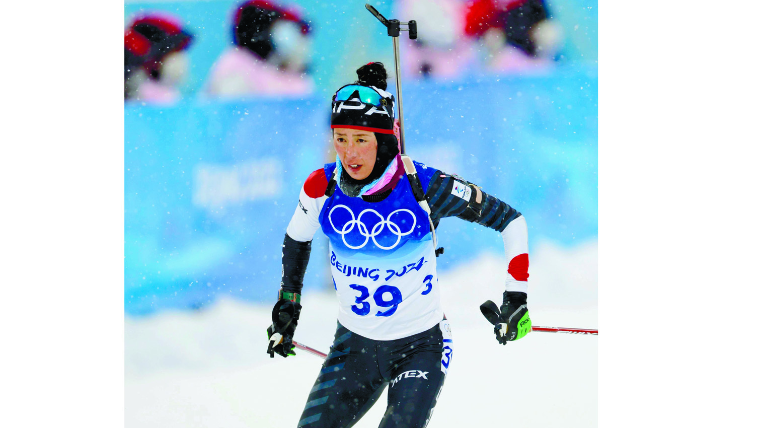 女子10キロ追い抜きで力走する立崎(共同)