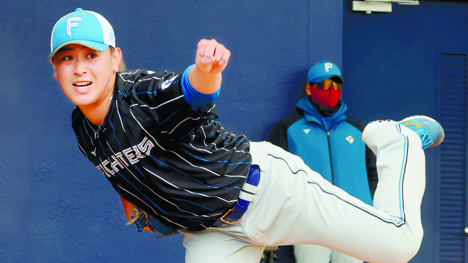 河野は新庄監督(右)にも動じず淡々と自らの投球に徹した