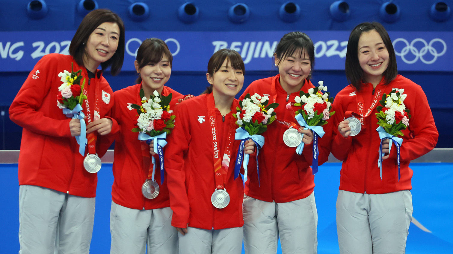 表彰式で銀メダルを胸に記念撮影する日本チーム（撮影・中本翔）