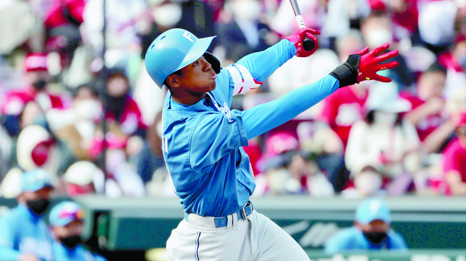 八回には万波が5号ソロを叩き込みダメを押した