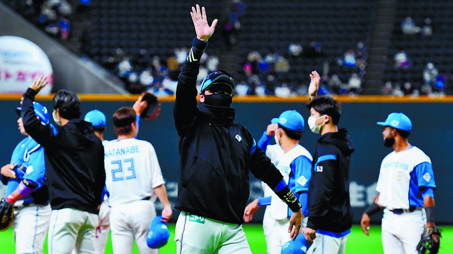 オープン戦全日程を終了し、ファンに手を振る新庄ビッグボス(中央)