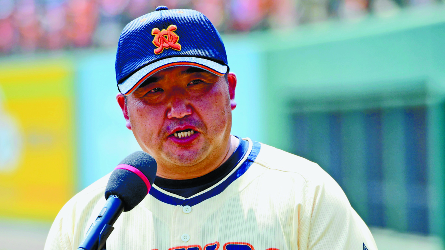 昨夏の北大会で優勝し、インタビューに応じる帯農の前田元監督