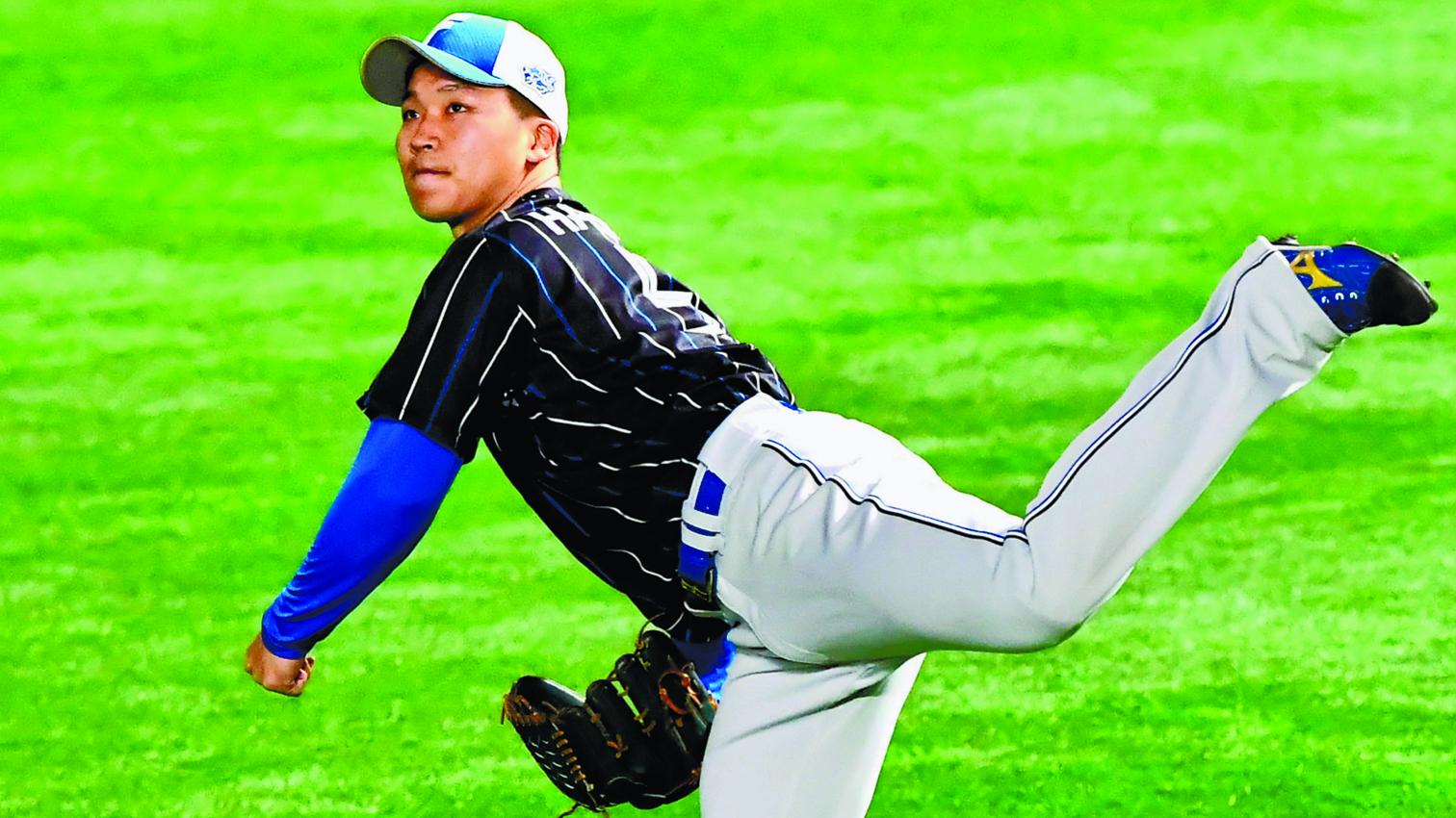 引き締まった表情でキャッチボールに汗を流す長谷川威