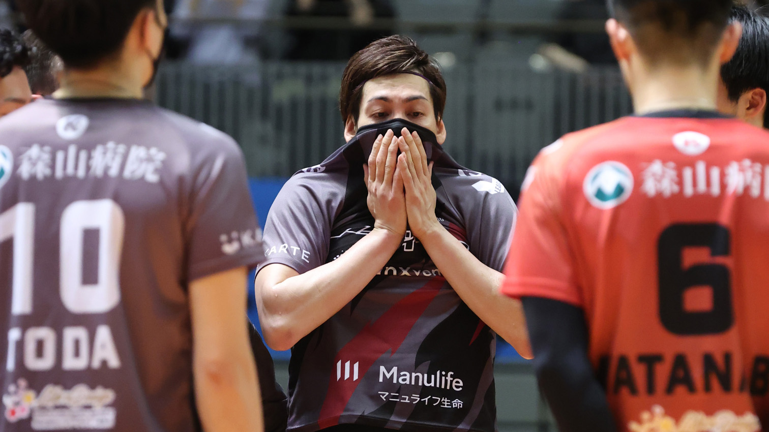 現役ラストゲームとなった越川は試合終了後、涙ぐんだ顔を覆う（撮影・宮永春希）