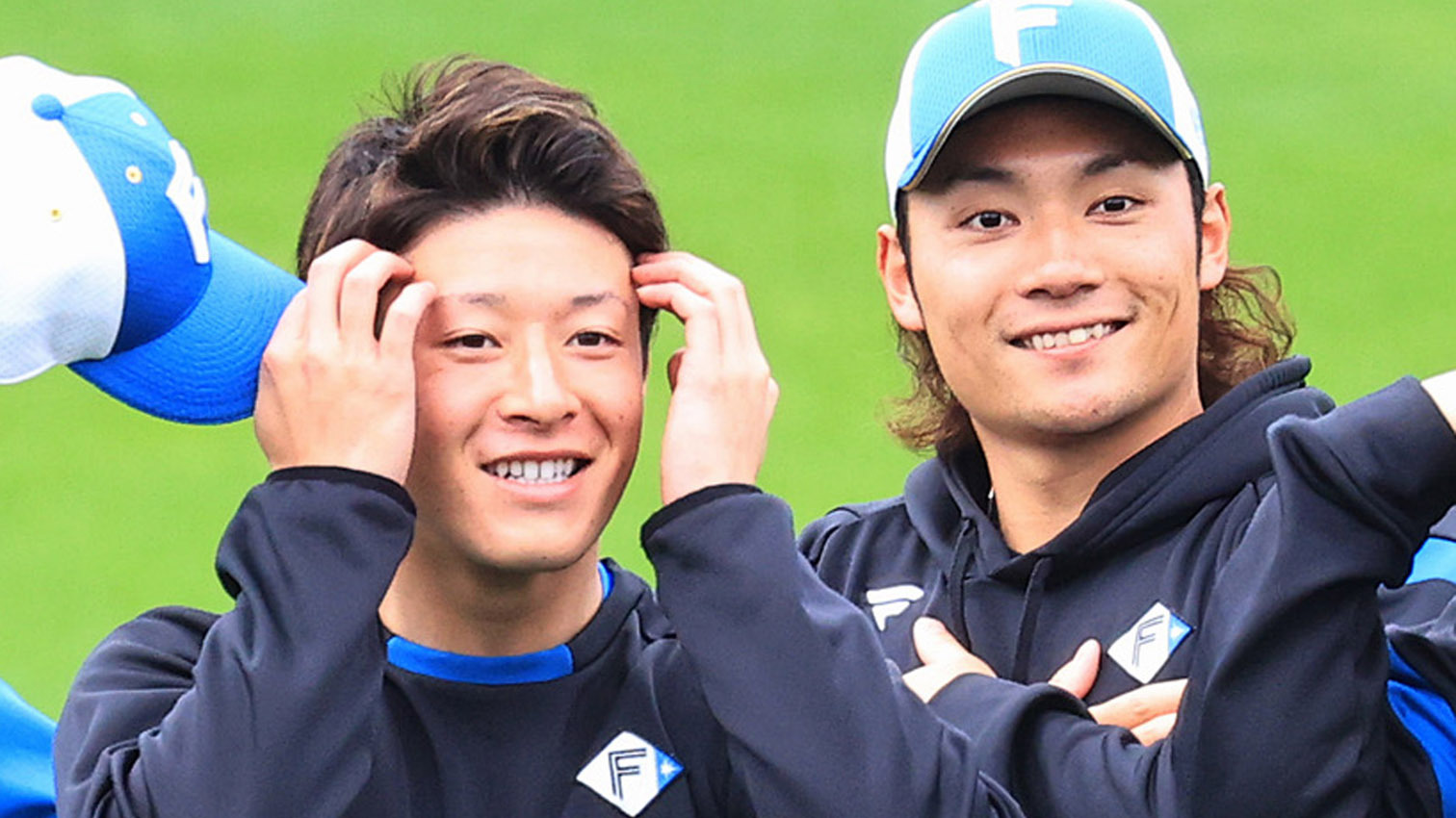 外野手に挑戦するプランが打ち出された吉田（左）と伊藤