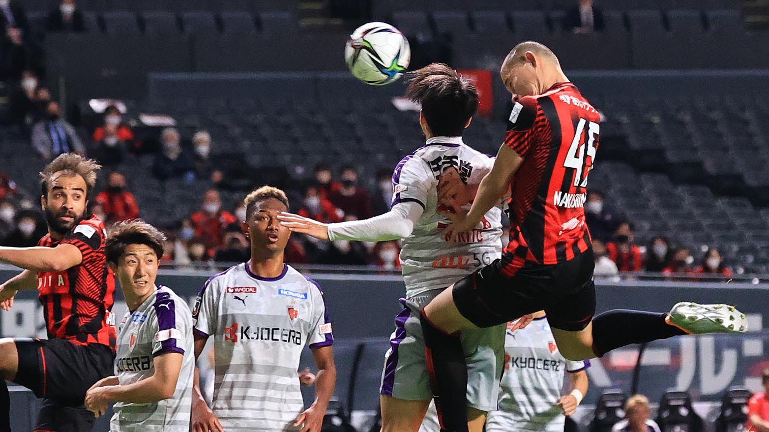 中島(右)が放った強烈ヘッド。〝鳥人〟バルデスを思い出させるかのようなインパクトだ(撮影・松本奈央)