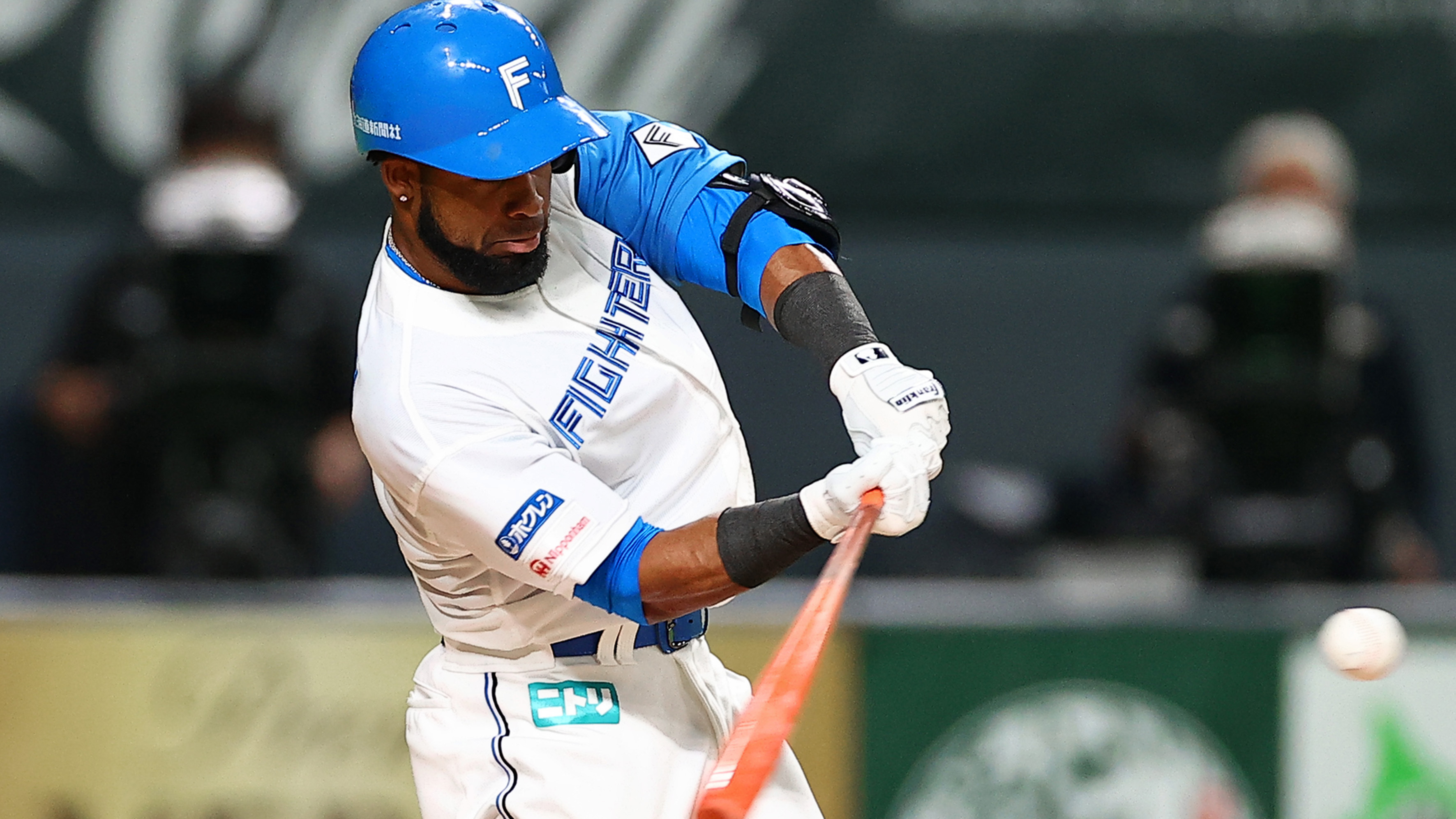 八回には笠谷から左翼スタンドへリーグトップタイの5号ソロを放った(撮影・村本典之)