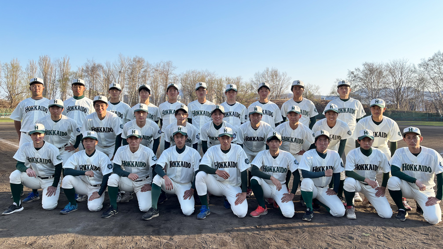 2018年秋以来の1部昇格の北大ナイン。表情も精かんだ(学校提供)