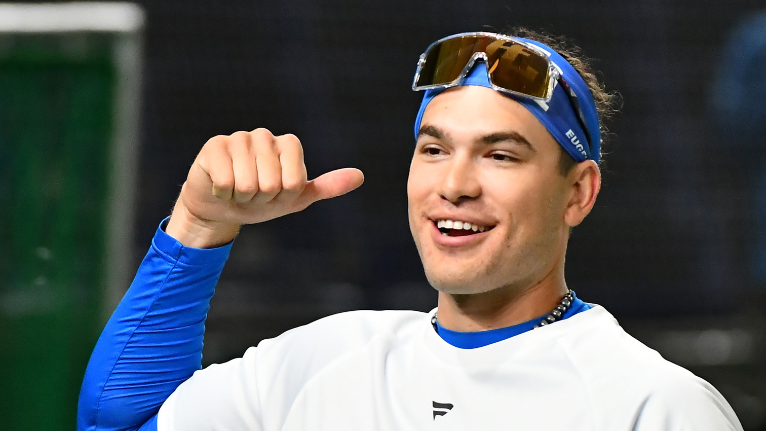 トレードマークの長髪を束ね、自信を浮かべる