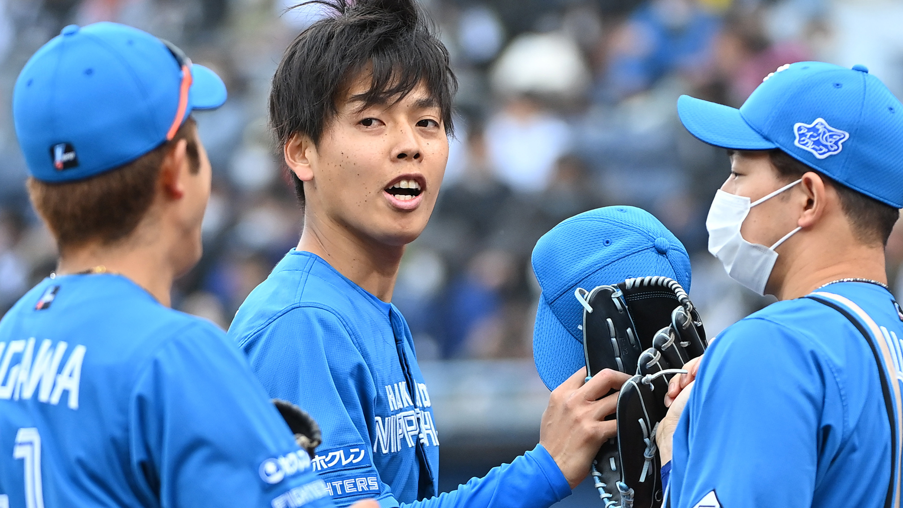 三回を投げ終え、ベンチへと戻る杉浦