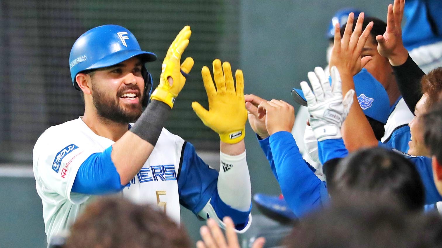 88打席目で待望の一発を放ったヌニエスをベンチは祝福(撮影・村本典之)