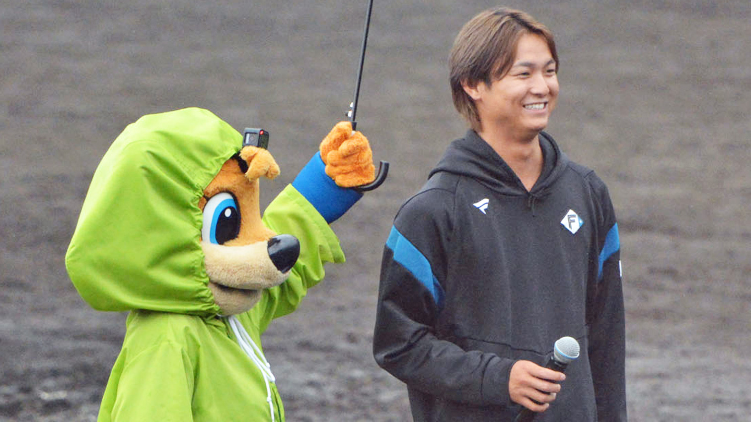 ５年目でプロ初勝利を挙げた田中。ヒーローインタビューでは笑顔がこぼれた（撮影・近藤裕介）