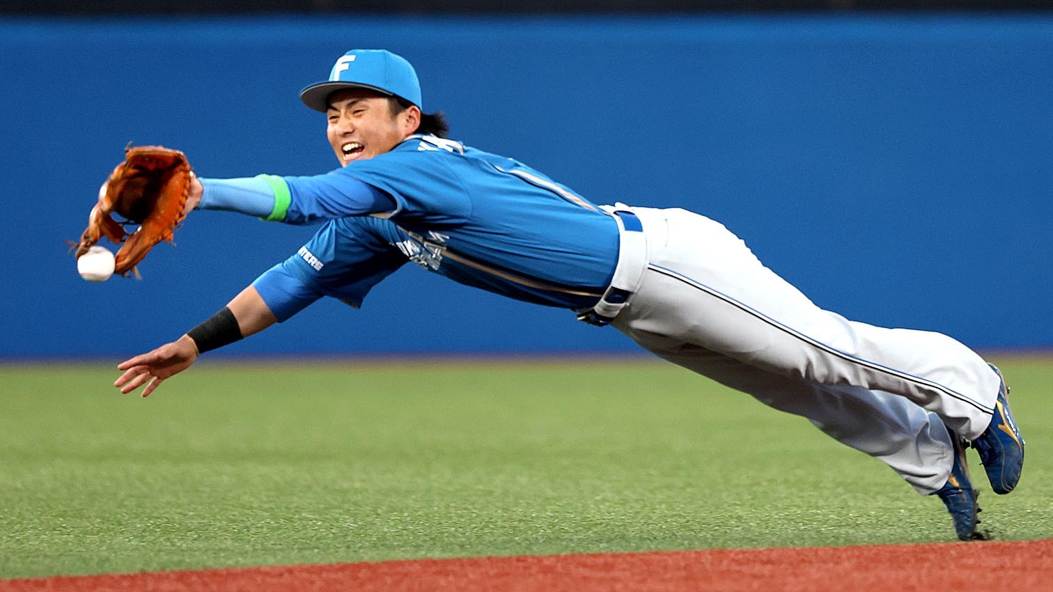 二回2死、青木の痛烈な打球に飛びつく上川畑。惜しくもグラブを弾かれ左前打となる