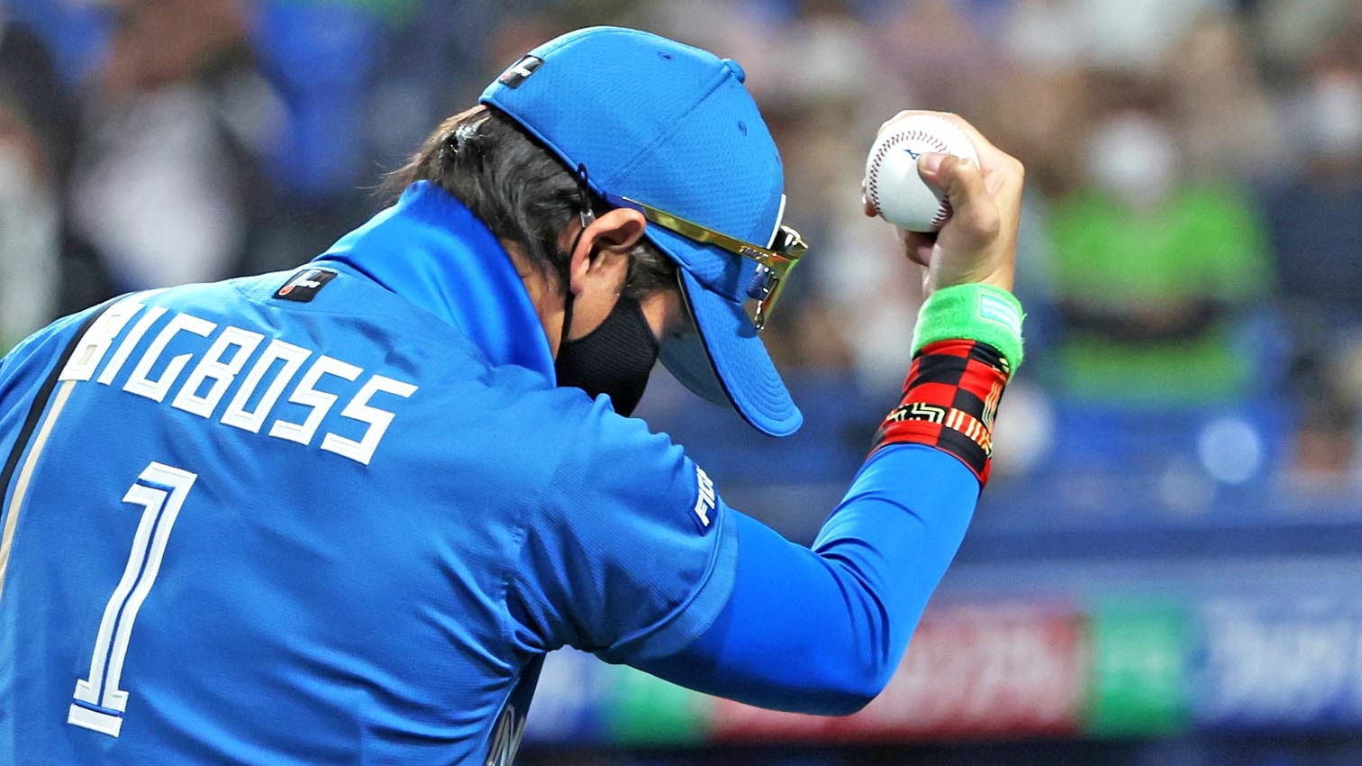 延長十回、上川畑のプロ初安打のボールを手にガッツポーズの新庄監督