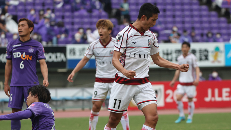 前半、先制ゴールを決める青木