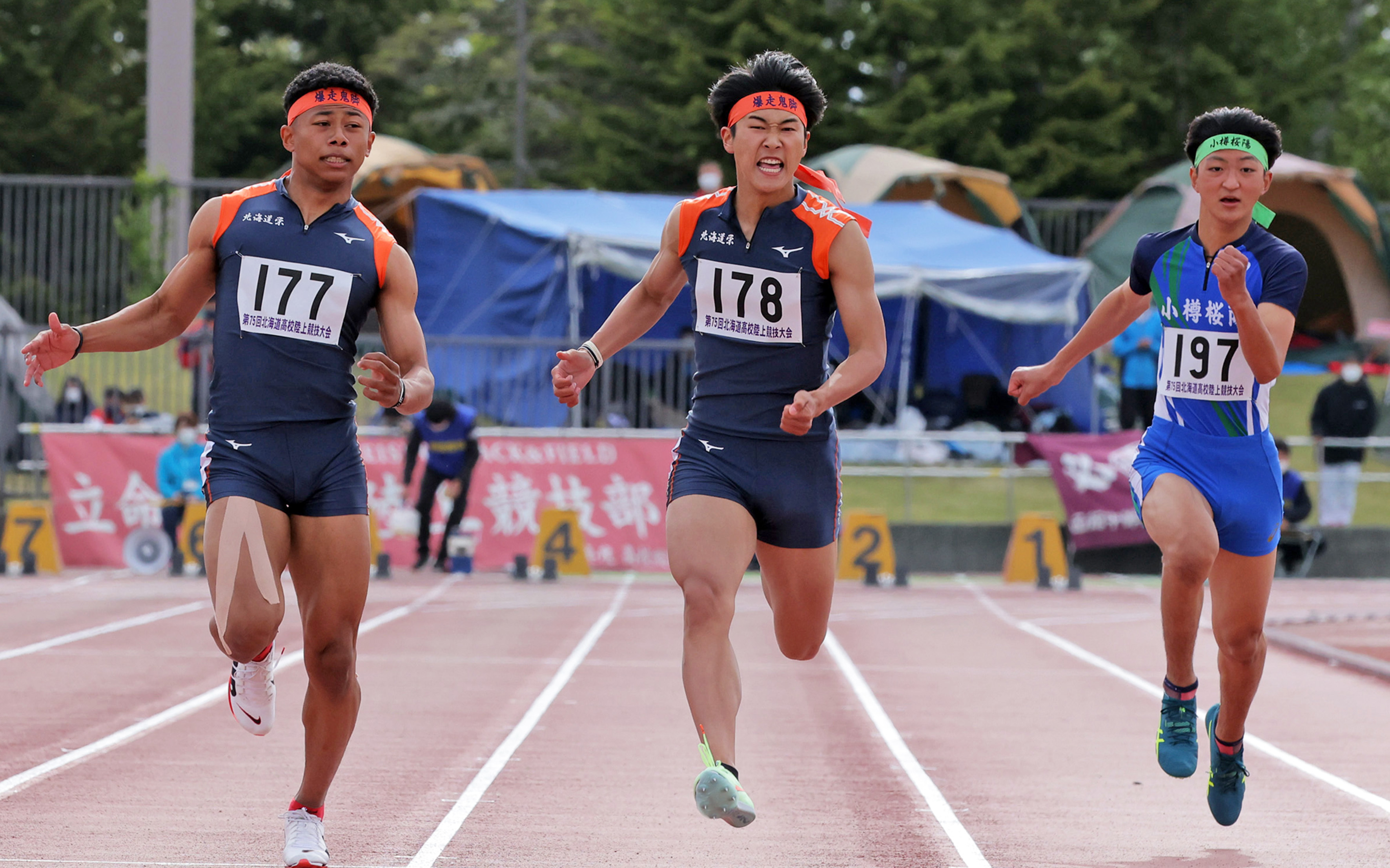 男子１００メートルで優勝した道栄の橘弘栄（中央）