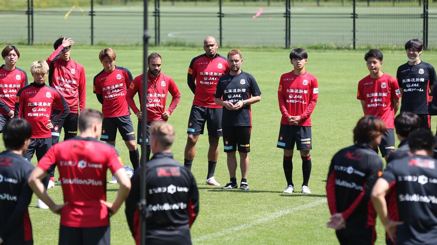 札幌のメンバーとスタッフは練習前に円陣を組む