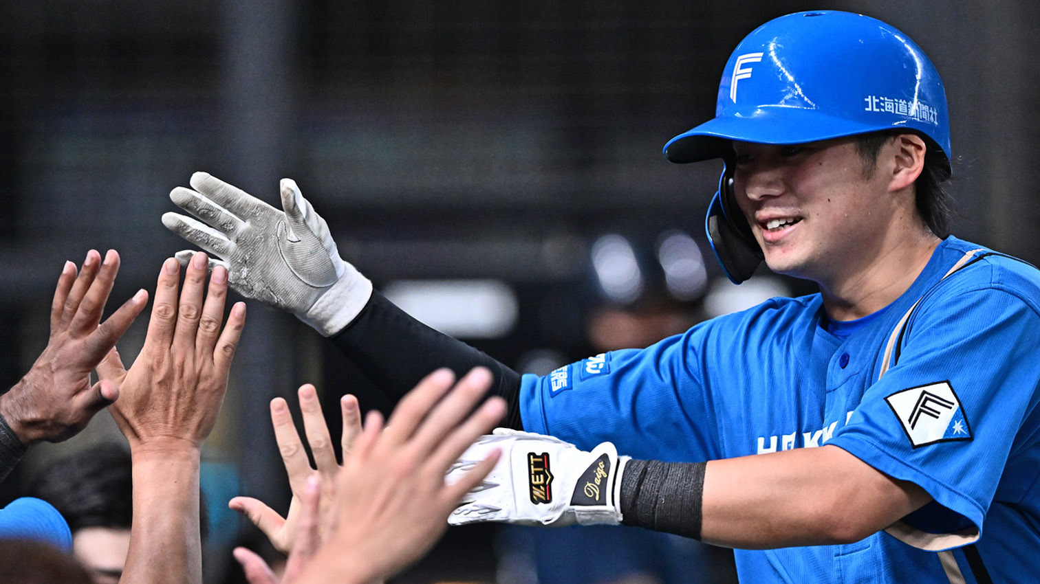 九回に2号ソロを放った上川畑はベンチに迎えられる