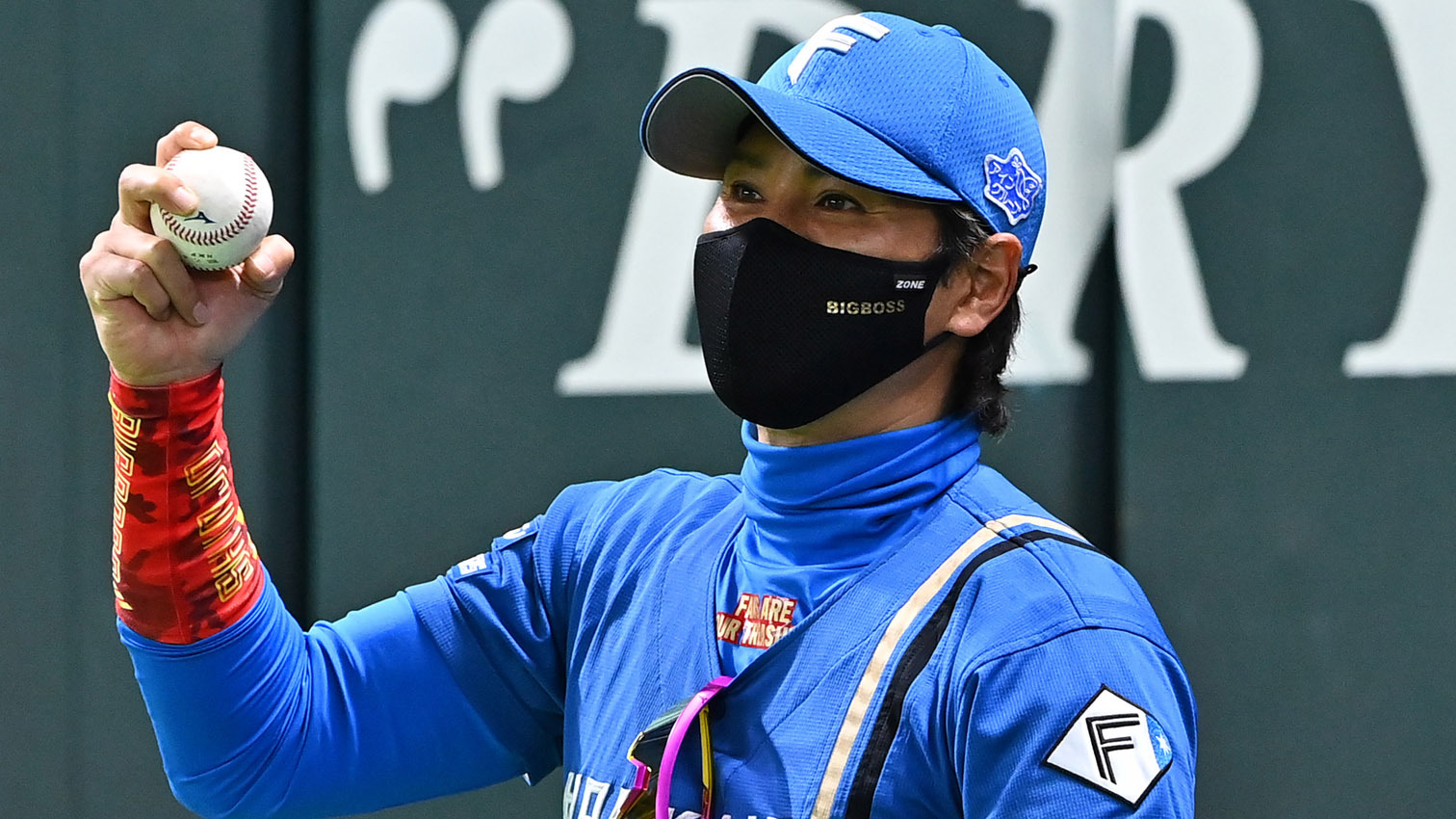 宮田の内野安打がリクエストになり、〝記念ボール係〟の新庄ビッグボスはビジョンでセーフを確信しガッツポーズ