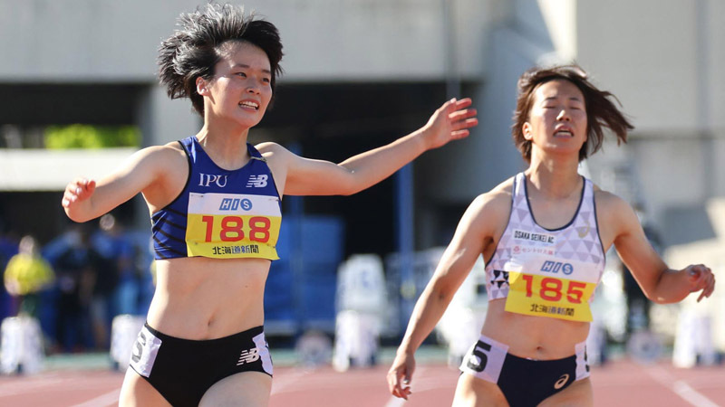 女子１００メートルに出場した石堂（左）は、追い風４.１メートルの参考記録ながら１１秒３８の好タイムを叩き出した