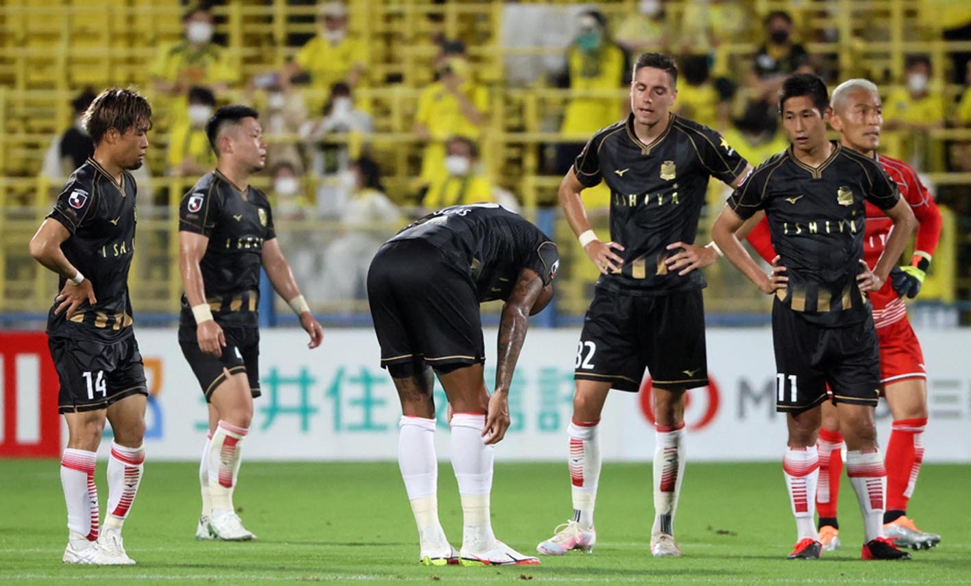試合終了の笛が鳴り、悔しそうな表情を見せた札幌の選手たち