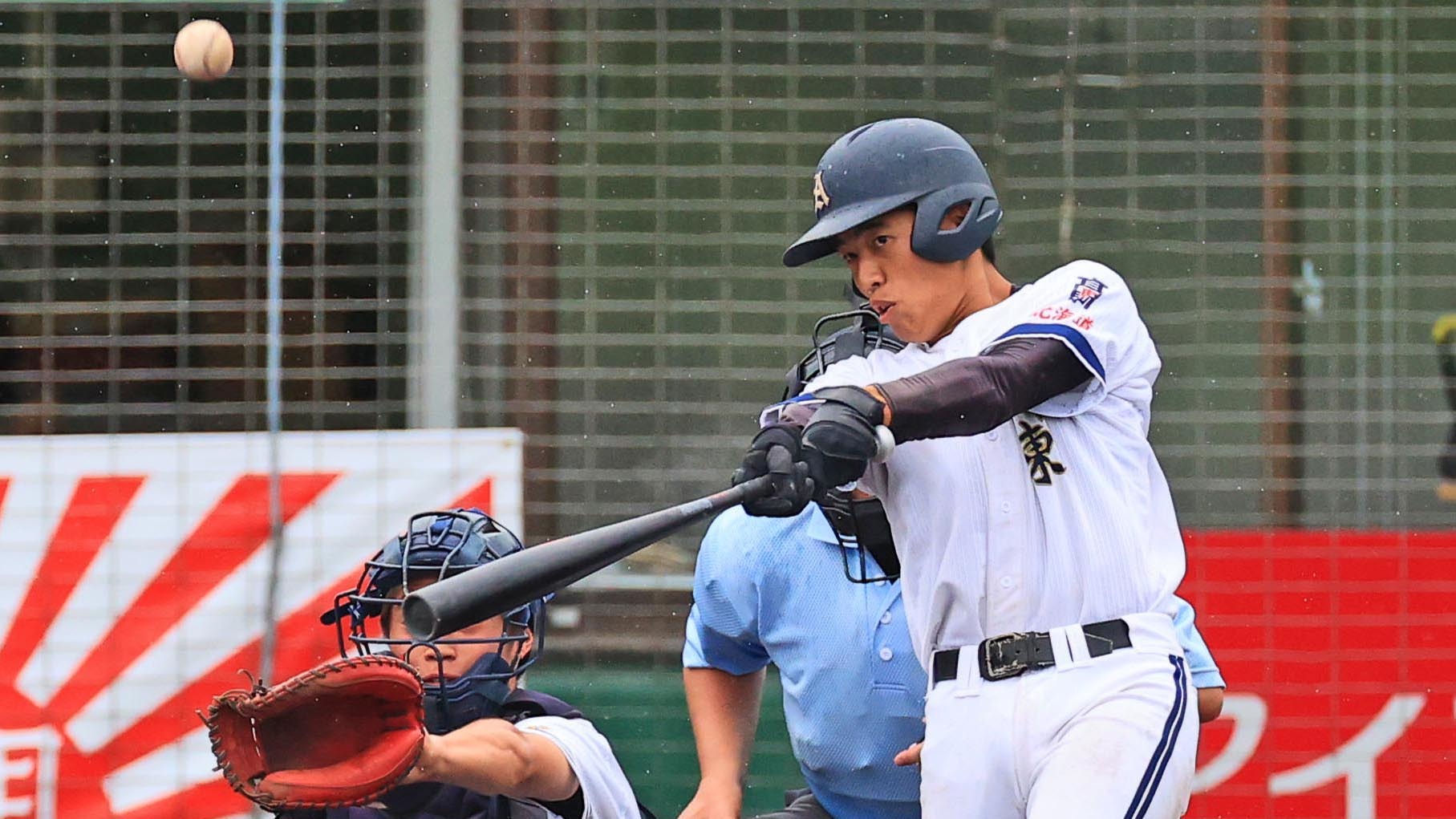 七回1死二塁、旭東の秋山は決勝打となる適時二塁打を放つ