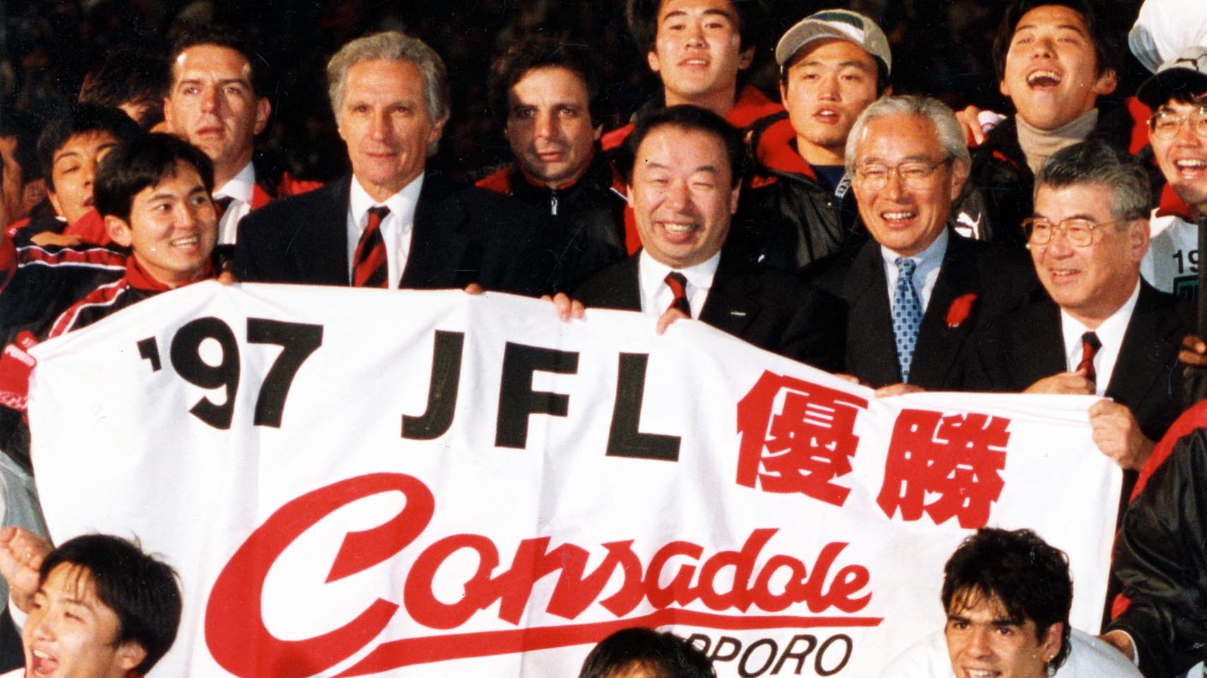 ９７年、フェルナンデス元監督が率いる札幌は２６勝４敗と他のクラブを圧倒しＪＦＬ優勝を果たした