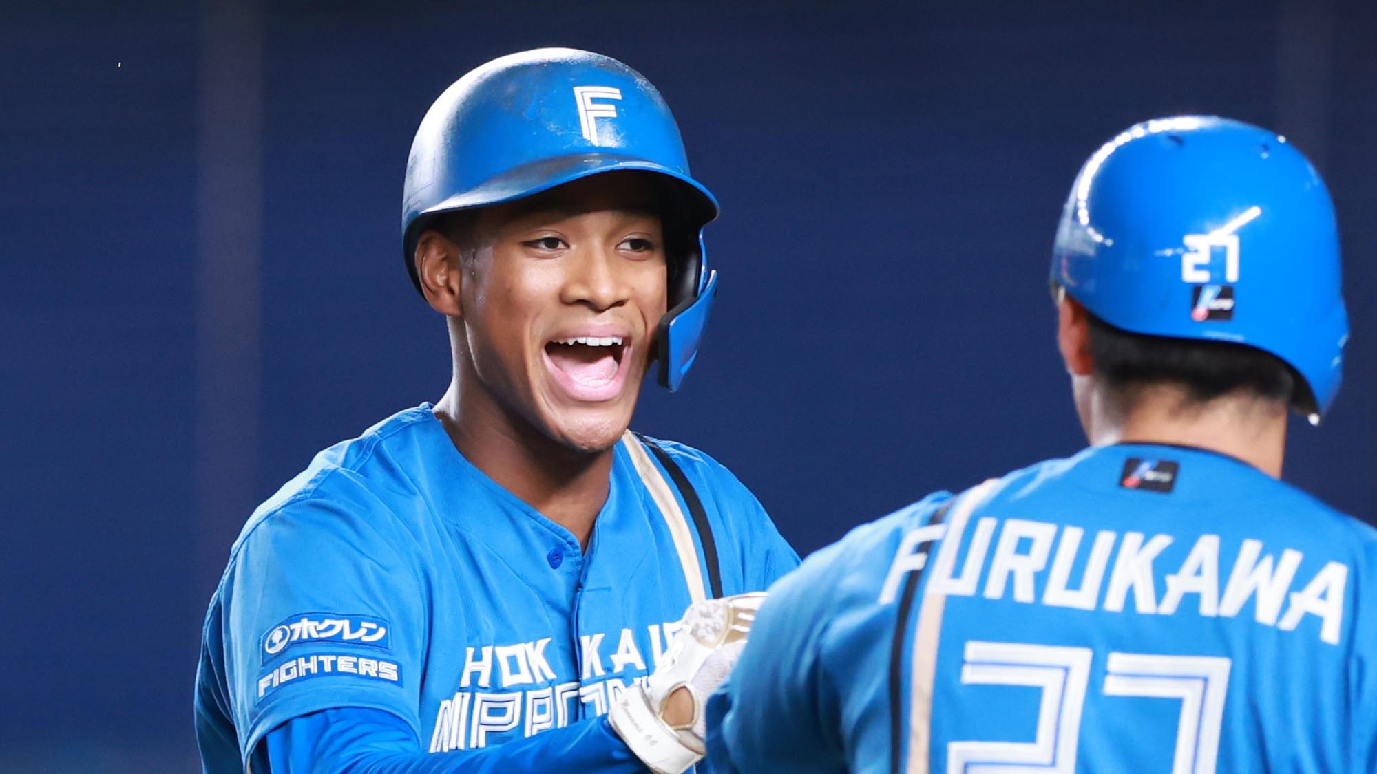 五回1死、バックスクリーン左に飛び込む12号ソロを放ち笑顔を見せる万波