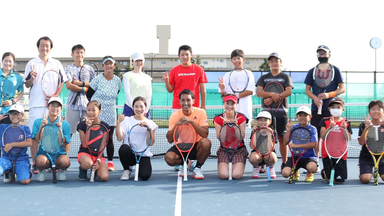 親子向けテニス体験会とクリニックを開き参加者と交流した内山（前列中央）