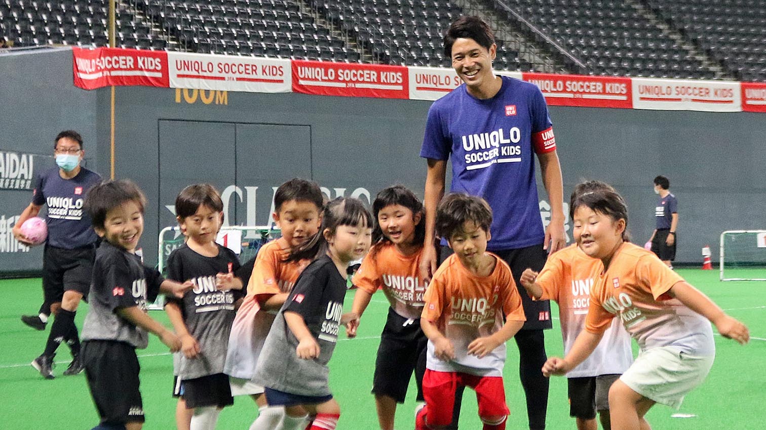 サッカーフェスティバルで子供たちと交流した元日本代表ＤＦの内田氏（中央奥）