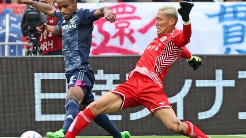 GK菅野(右)を中心に体を張って横浜Mの猛攻に耐えた