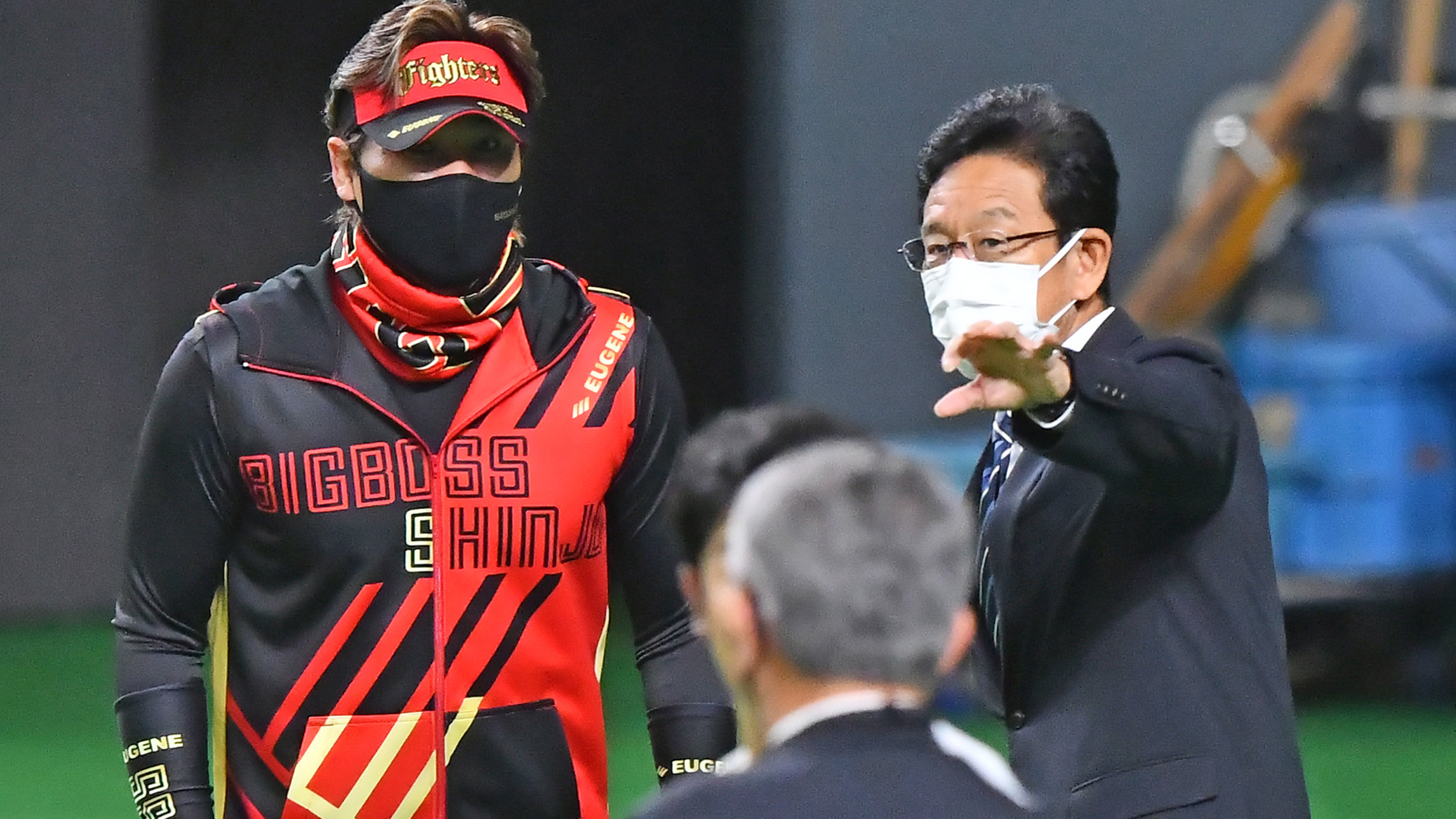試合前、新庄監督（左）は視察に訪れた侍ジャパンの栗山監督（右）と言葉を交わす