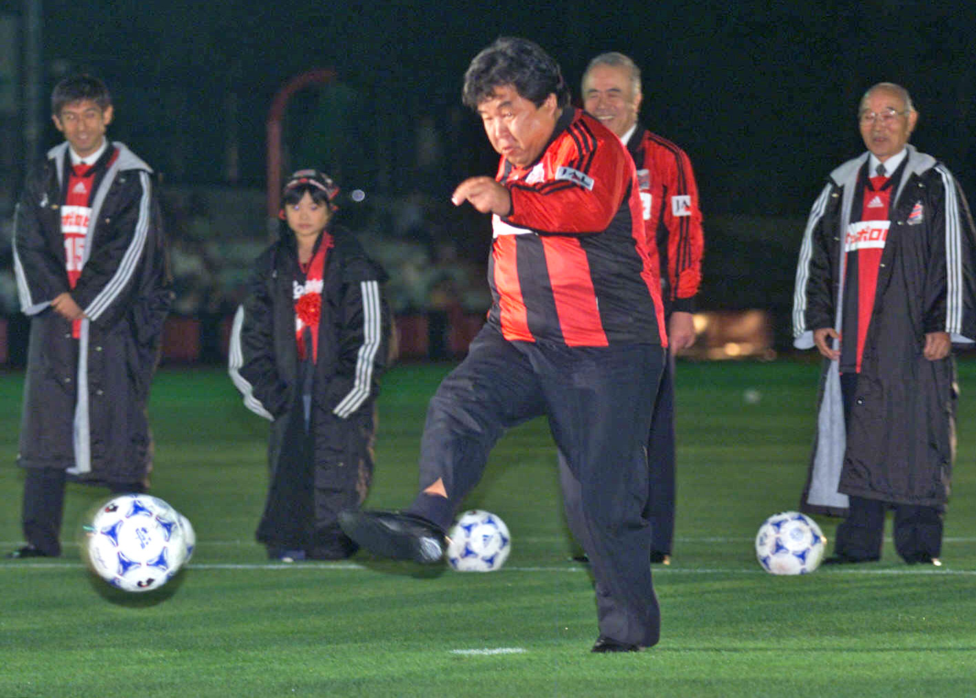 2000年10月、宮の沢白い恋人サッカー場がオープン。ＨＦＣの石水副社長は始球式に登場