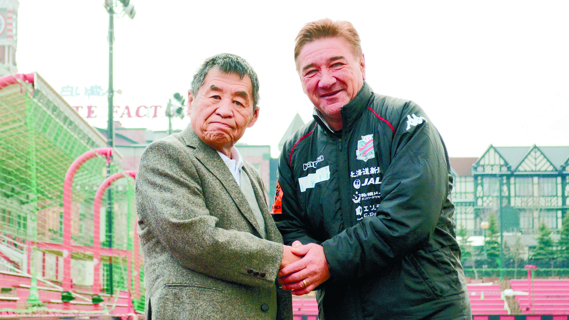 2019年、新監督に迎えたペトロビッチ監督と握手