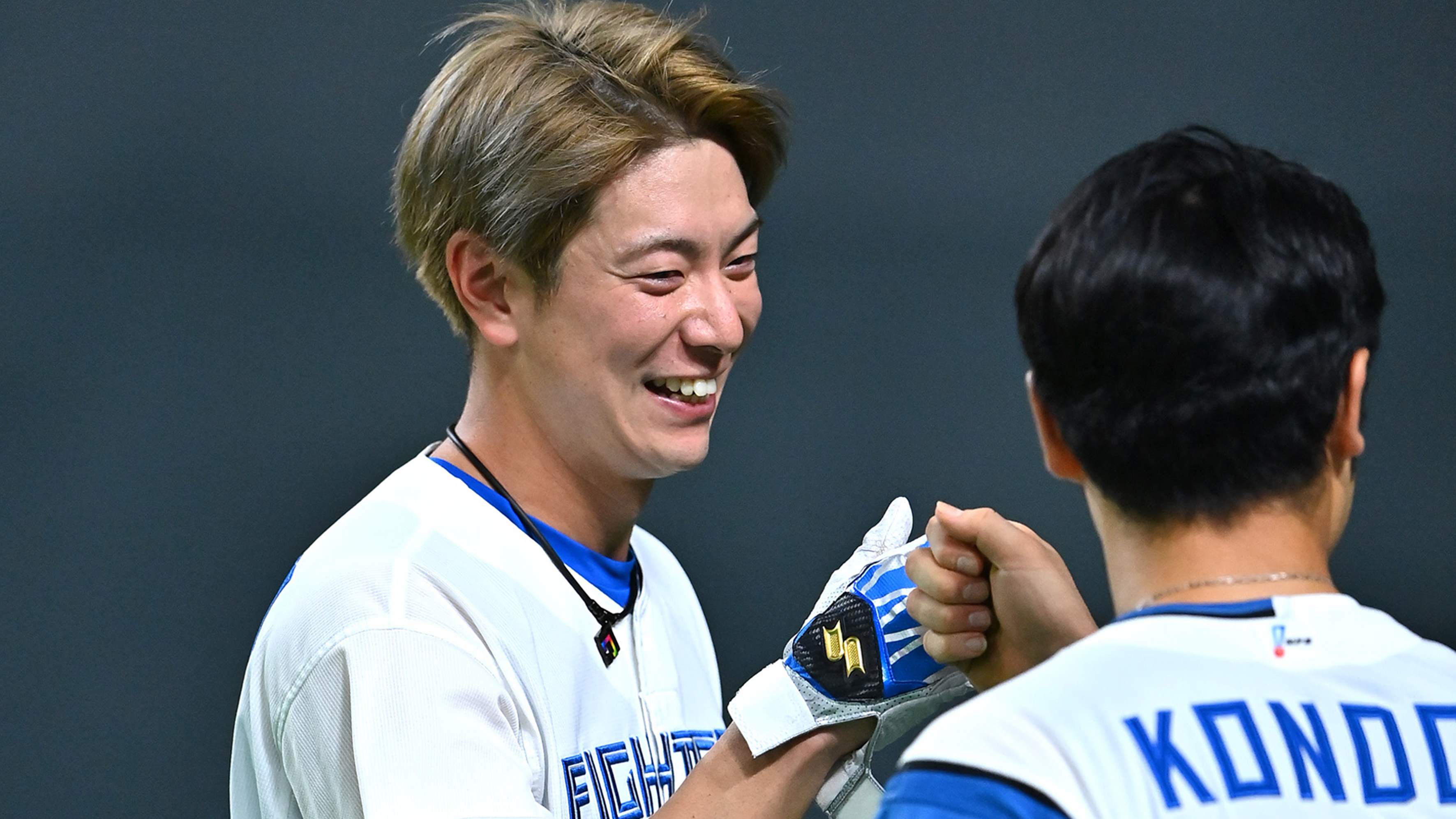 札幌ドームでの本拠地ラストゲームで、シーズン規定打席をクリアした松本剛は同期の近藤と手を合わせる