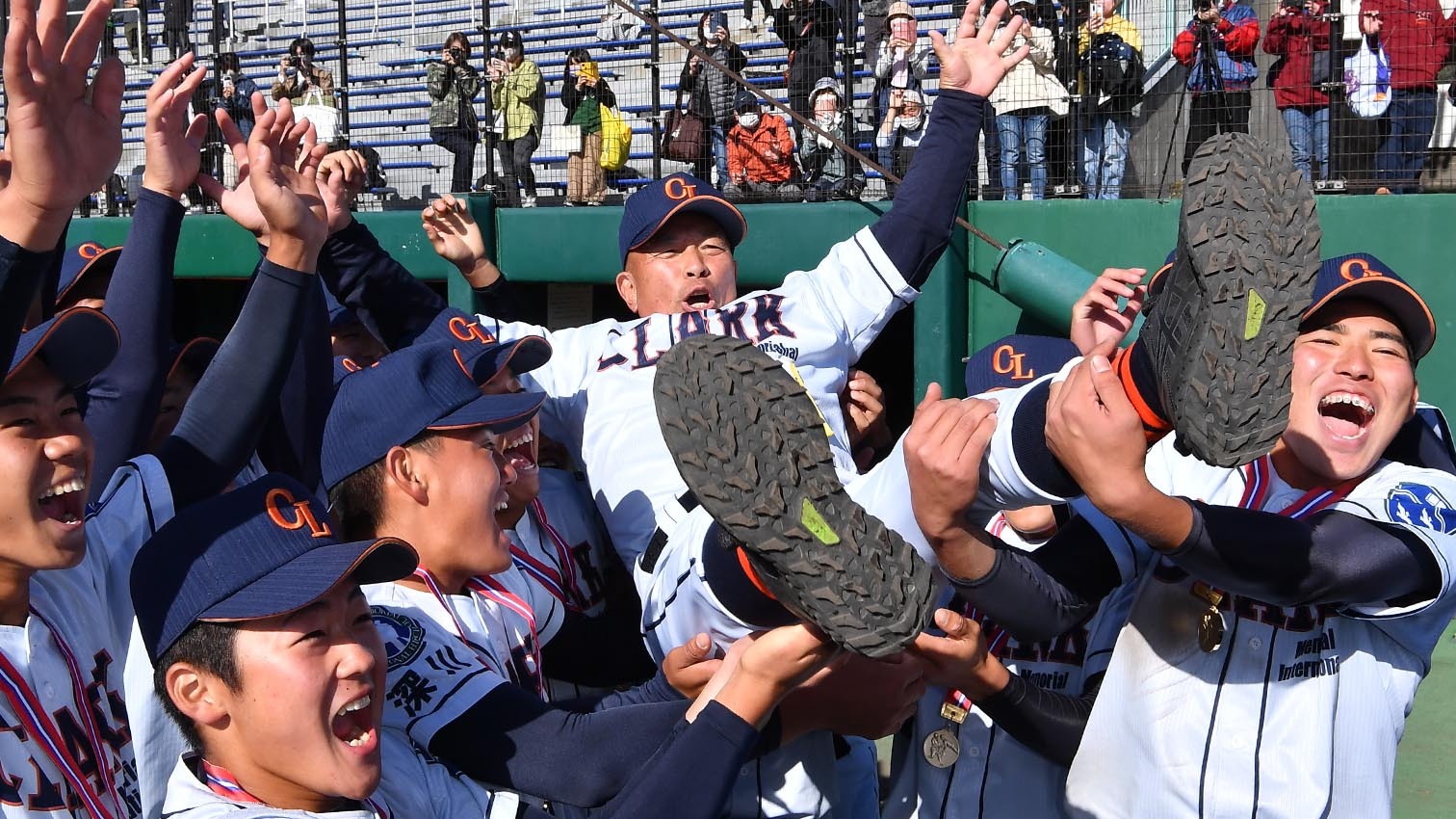 胴上げされて笑顔を見せるクラークの佐々木監督