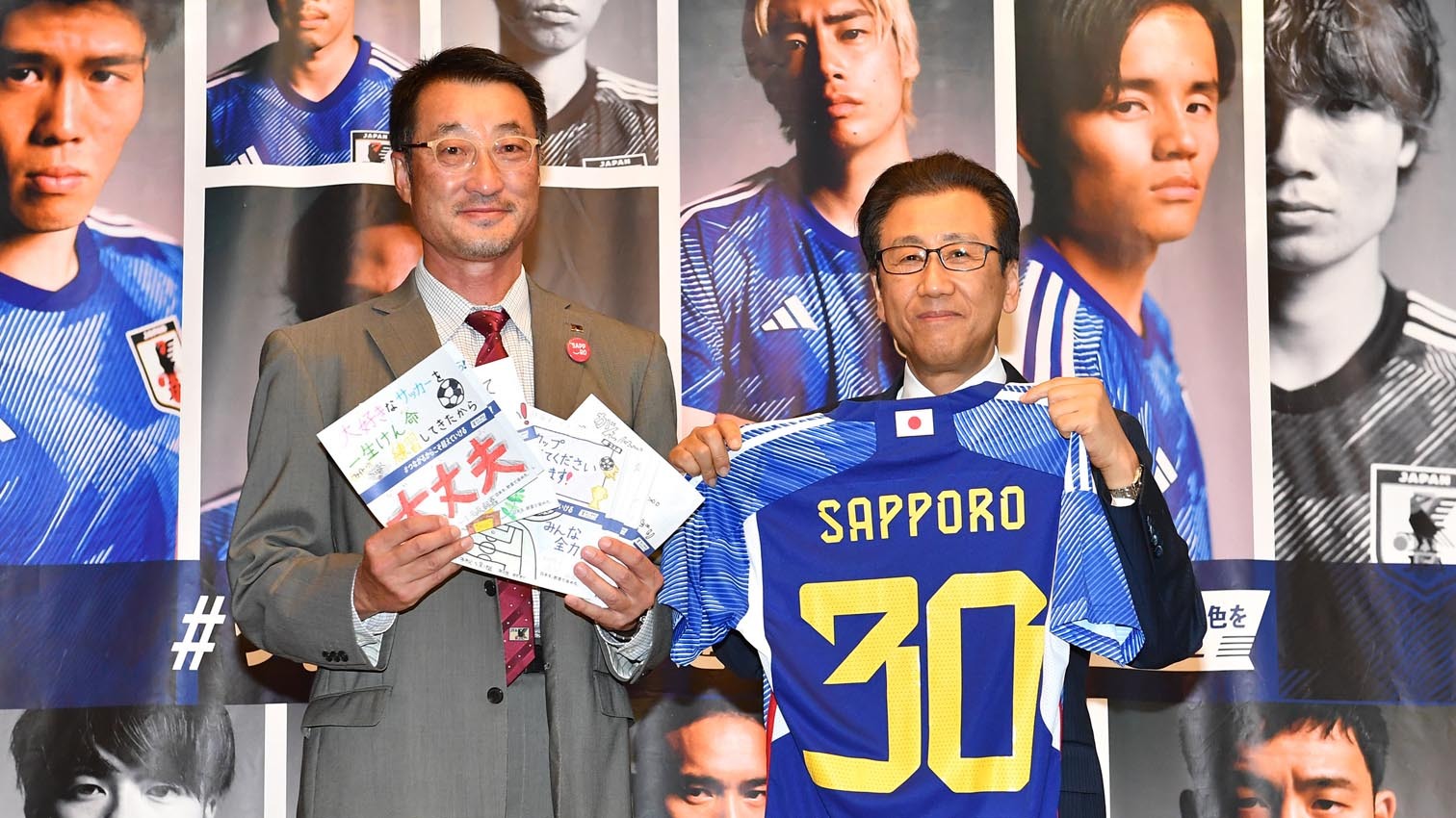 道サッカー協会の越山会長（左）が秋元市長を表敬訪問し、日本代表の新ユニホームをプレゼント