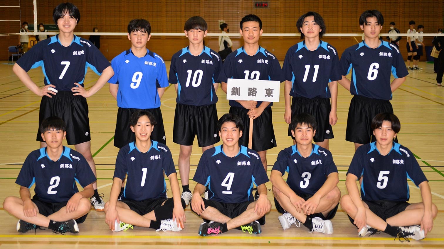 釧東の選手たちは全道初勝利を収め、試合後誇らしげな表情を見せる