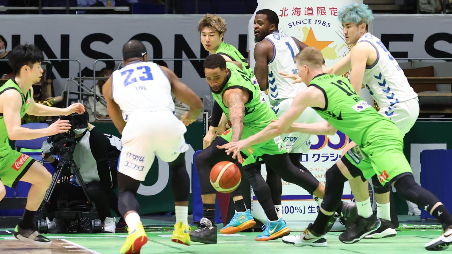 第3Q、ロング(中央)が滋賀のシュートをブロック、モータム(右)の逆転シュートにつなぐ