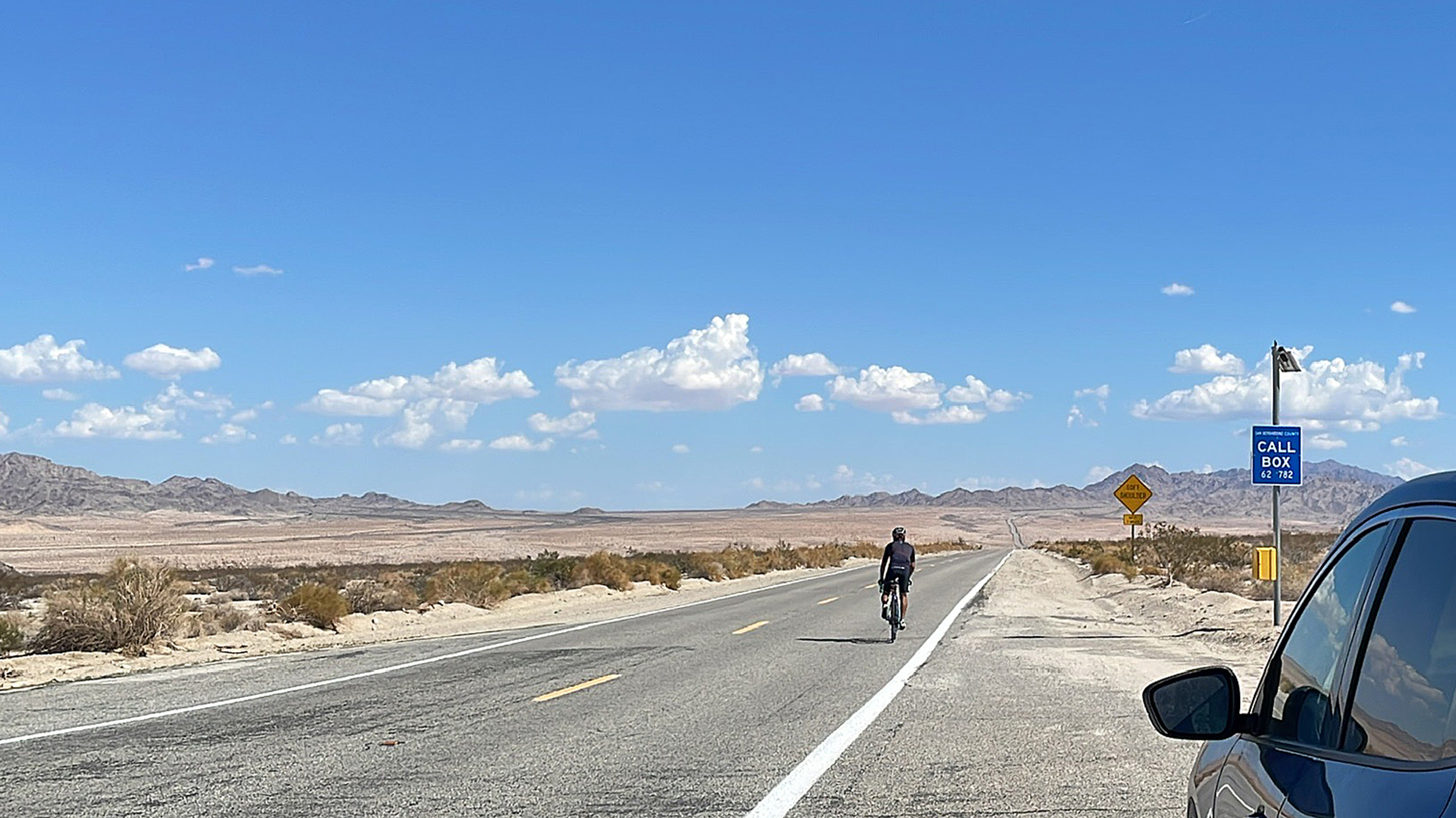 広大な大地でただひすら自転車をこぎ続ける