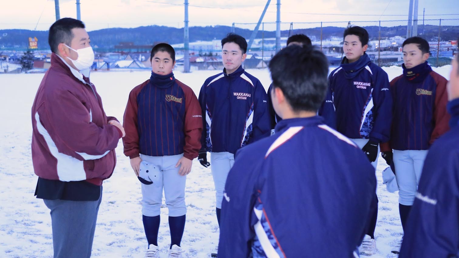 21世紀枠候補選出を選手に伝える本間監督(左端)