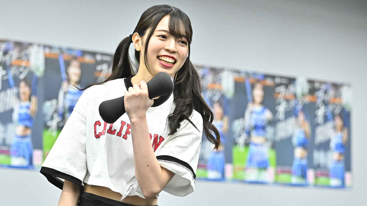 三次審査でダンベルを持ちながらしりとりをする塩澤美咲さん