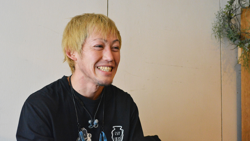 取材に応じる反中さん(撮影・十島功)