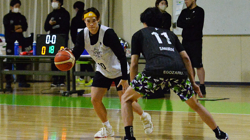 16日の前日練習で荒川(中央左)は軽快な動きを見せた