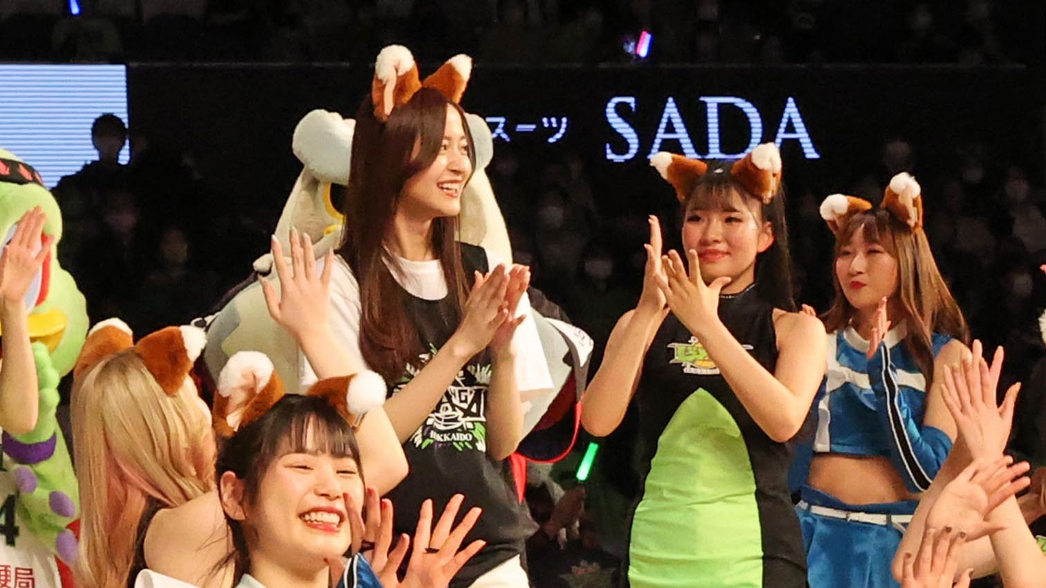 乃木坂４６の金川紗耶（右から３人目）が３チームのチアガールとともにきつねダンスを踊った（撮影・浜本道夫）