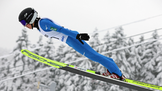 女子・4位に入賞した佐藤のジャンプ(撮影・桶谷駿矢)